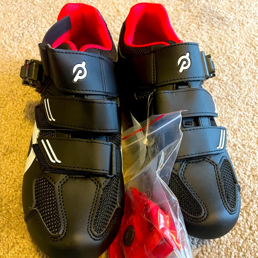 NWT! Womens size 9 (40) authentic Peloton clip in cycling shoes